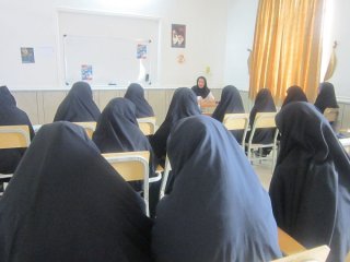 نشست بهداشت به مناسبت هفته سلامت در مدرسه علمیه خواهران الزهرا س گراش برگزار شد.